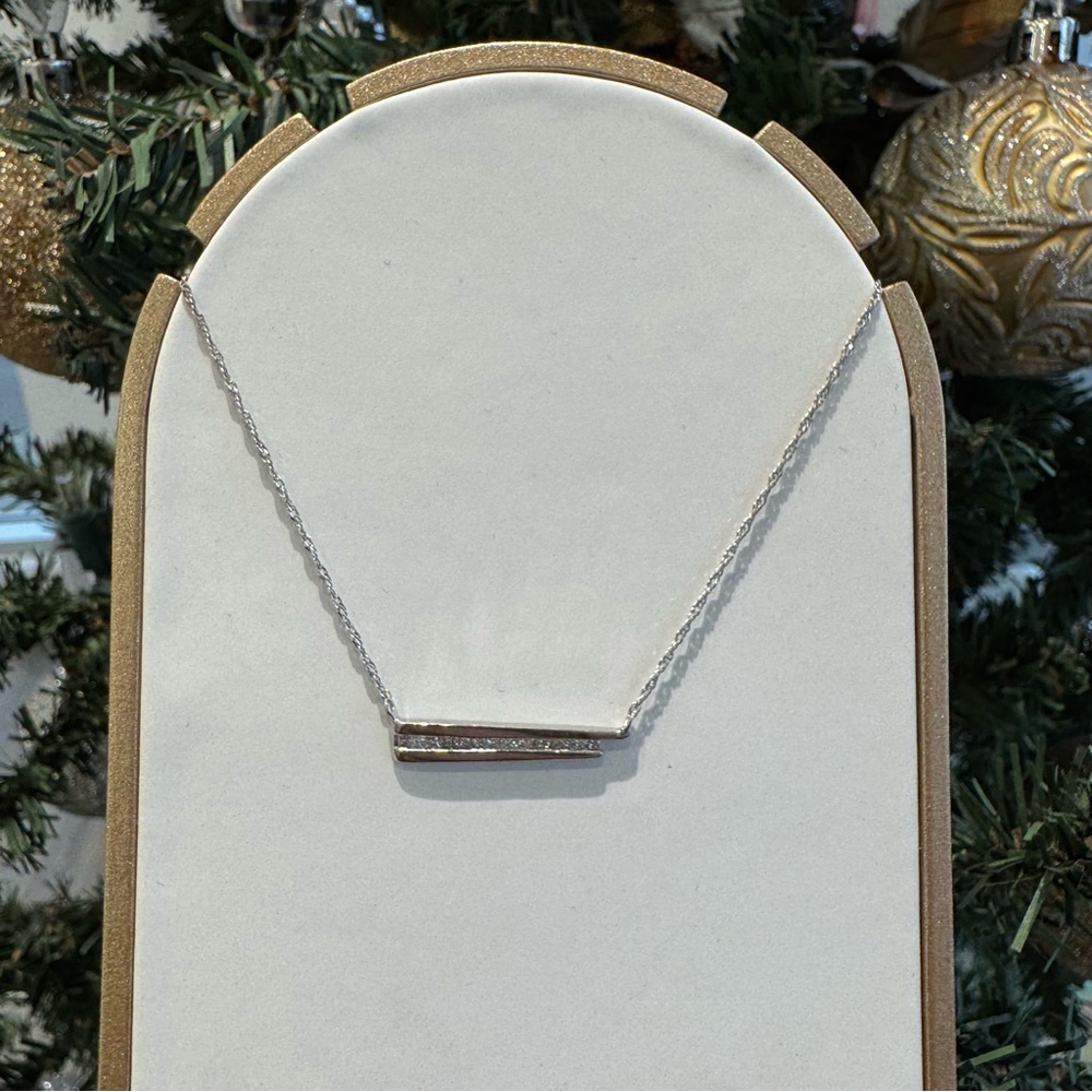 14k White Gold Princess cut bar necklace